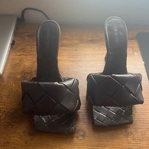 BOTTEGA VENETA
Lido intrecciato leather mules